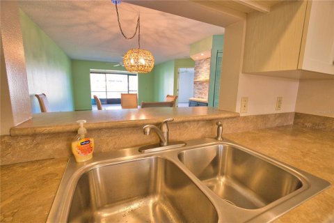 Condo in Englewood, Florida, 2 bedrooms  № 1579117 - photo 11