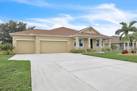 House in Lake Suzy, Florida 4 bedrooms, 201.6 sq.m. № 2230711 - photo 2