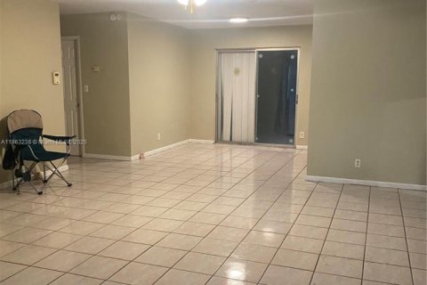 Casa en venta en Lauderhill, Florida, 2 dormitorios, 117.24 m2 № 1892828 - foto 5