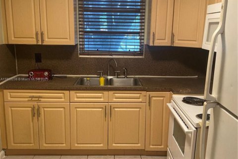 Casa en venta en Lauderhill, Florida, 2 dormitorios, 117.24 m2 № 1892828 - foto 6