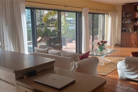 Villa ou maison à vendre à Golden Beach, Floride: 6 chambres, 465.63 m2 № 1970968 - photo 9