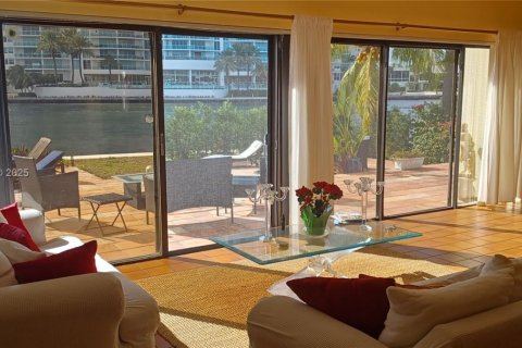 Villa ou maison à vendre à Golden Beach, Floride: 6 chambres, 465.63 m2 № 1970968 - photo 6