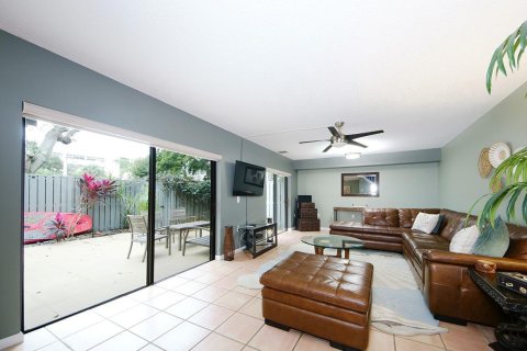 Condo in West Palm Beach, Florida, 2 bedrooms  № 2260752 - photo 3