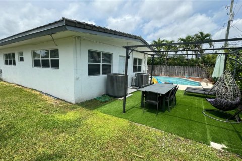 Villa ou maison à louer à Fort Lauderdale, Floride: 3 chambres, 154.4 m2 № 1120155 - photo 1