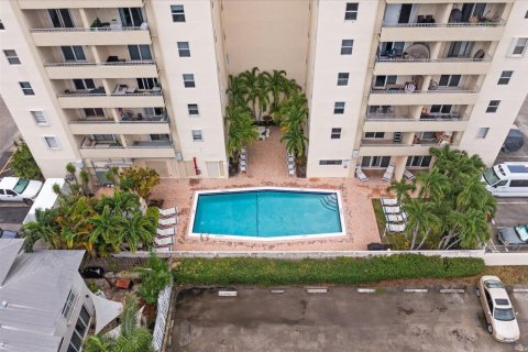 Condo in Fort Lauderdale, Florida, 2 bedrooms  № 2381807 - photo 16