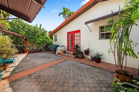 House in Miami, Florida 3 bedrooms, 196.02 sq.m. № 1486114 - photo 10
