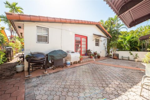 House in Miami, Florida 3 bedrooms, 196.02 sq.m. № 1486114 - photo 2