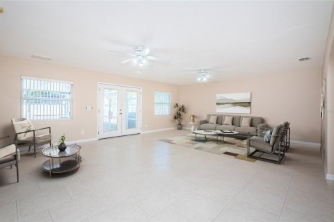 House in Saint Petersburg, Florida 3 bedrooms, 182.83 sq.m. № 1584703 - photo 25