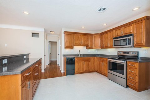 House in Saint Petersburg, Florida 3 bedrooms, 182.83 sq.m. № 1584703 - photo 6