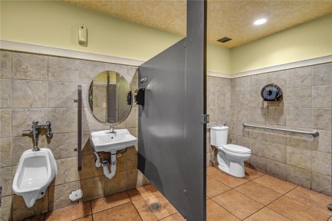 Commercial property in Miami, Florida № 1949768 - photo 8