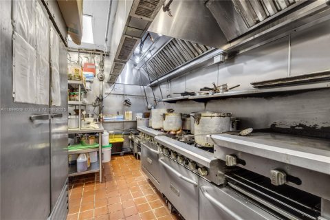 Commercial property in Miami, Florida № 1949768 - photo 16