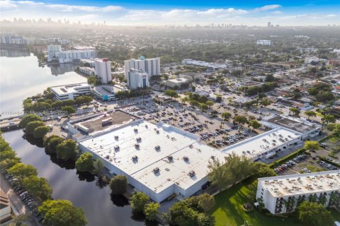 Commercial property in Miami, Florida № 1949768 - photo 27