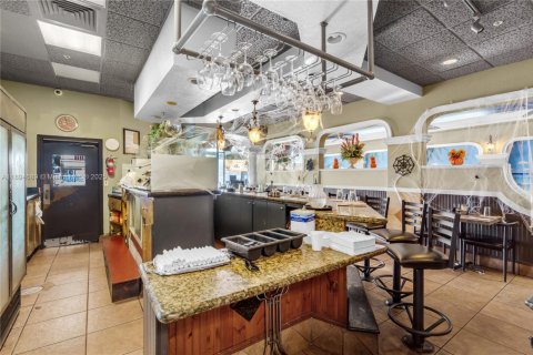 Commercial property in Miami, Florida № 1949768 - photo 9