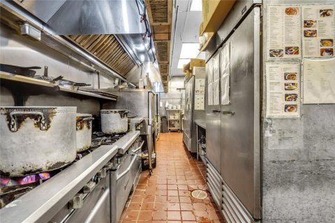 Commercial property in Miami, Florida № 1949768 - photo 17
