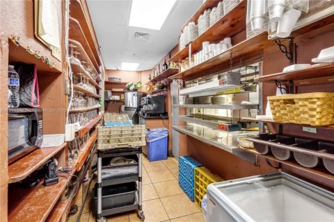 Commercial property in Miami, Florida № 1949768 - photo 13