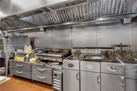 Commercial property in Miami, Florida № 1949768 - photo 18