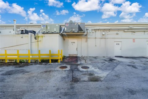 Commercial property in Miami, Florida № 1949768 - photo 25