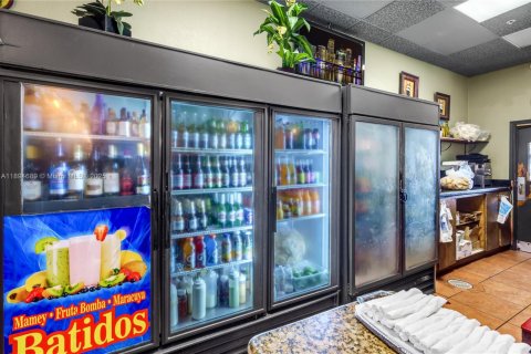 Commercial property in Miami, Florida № 1949768 - photo 6