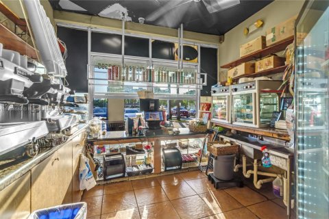 Commercial property in Miami, Florida № 1949768 - photo 11