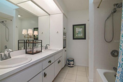 Casa en venta en Tampa, Florida, 5 dormitorios, 288.93 m2 № 2158017 - foto 29