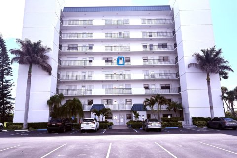 Condo in St. Lucie, Florida, 2 bedrooms  № 2250735 - photo 2