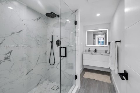 Condo in Miami Beach, Florida, 1 bedroom  № 1954237 - photo 26