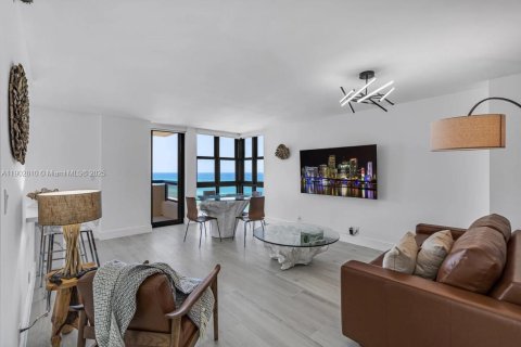 Condo in Miami Beach, Florida, 1 bedroom  № 1954237 - photo 13