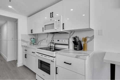 Condo in Miami Beach, Florida, 1 bedroom  № 1954237 - photo 22
