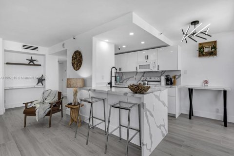 Condo in Miami Beach, Florida, 1 bedroom  № 1954237 - photo 19