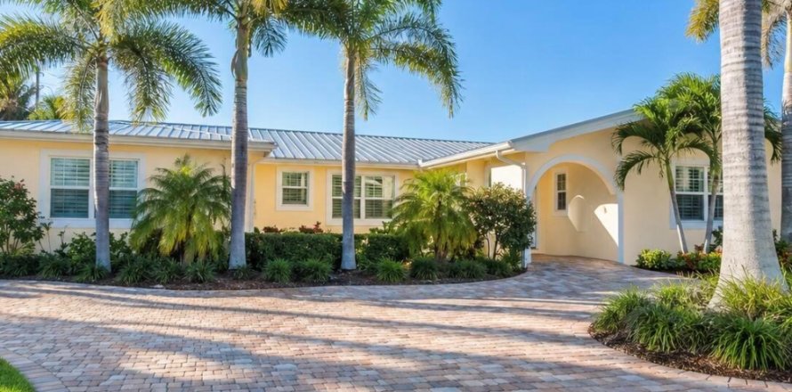 House in Stuart, Florida 4 bedrooms, 184.69 sq.m. № 2250029