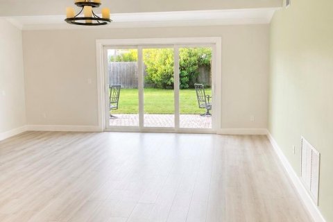 House in Stuart, Florida 4 bedrooms, 184.69 sq.m. № 2250029 - photo 8