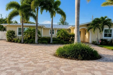 House in Stuart, Florida 4 bedrooms, 184.69 sq.m. № 2250029 - photo 2