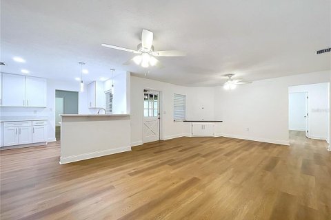 House in Plant City, Florida 4 bedrooms, 212 sq.m. № 2306198 - photo 22