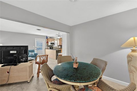 Condo in Venice, Florida, 2 bedrooms  № 2302994 - photo 19