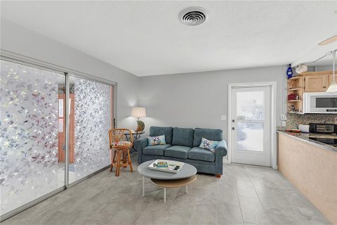 Condo in Venice, Florida, 2 bedrooms  № 2302994 - photo 11