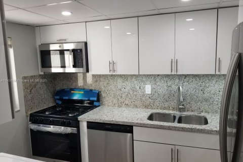 Touwnhouse à louer à Miami, Floride: 3 chambres, 137.68 m2 № 1964138 - photo 1