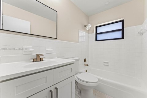 House in Fort Lauderdale, Florida 4 bedrooms, 140.38 sq.m. № 1891346 - photo 30
