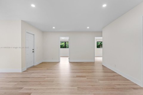 House in Fort Lauderdale, Florida 4 bedrooms, 140.38 sq.m. № 1891346 - photo 11