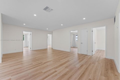 House in Fort Lauderdale, Florida 4 bedrooms, 140.38 sq.m. № 1891346 - photo 8