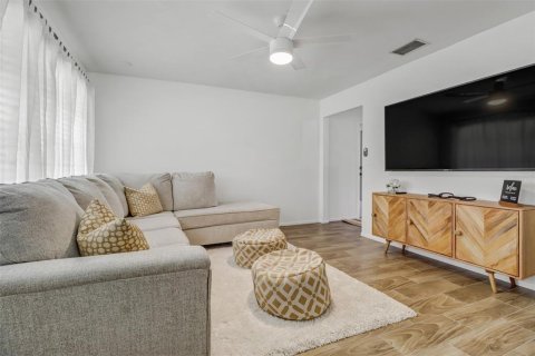Casa en venta en North Fort Myers, Florida, 3 dormitorios, 115.76 m2 № 1898934 - foto 3