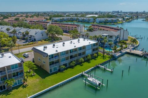 Condo in Treasure Island, Florida, 2 bedrooms  № 2197179 - photo 25