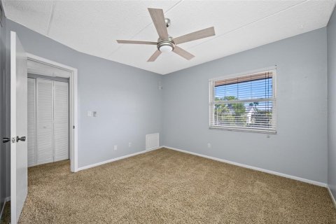 Condo in Treasure Island, Florida, 2 bedrooms  № 2197179 - photo 8