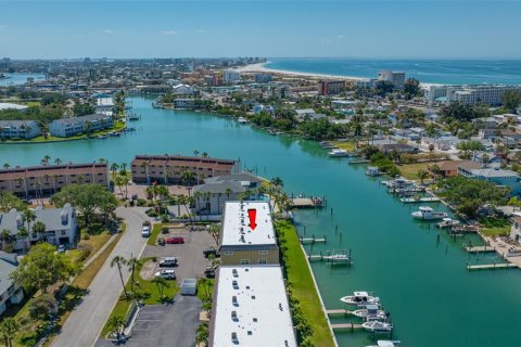 Condo in Treasure Island, Florida, 2 bedrooms  № 2197179 - photo 11