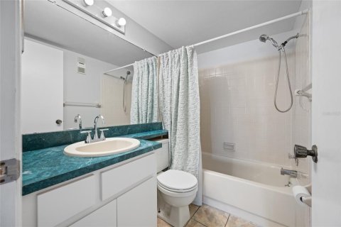 Condo in Treasure Island, Florida, 2 bedrooms  № 2197179 - photo 9