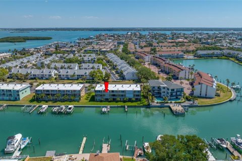 Condo in Treasure Island, Florida, 2 bedrooms  № 2197179 - photo 16