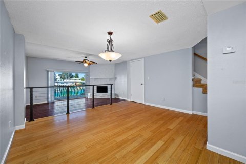 Condo in Treasure Island, Florida, 2 bedrooms  № 2197179 - photo 4