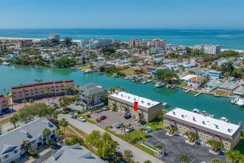 Condo in Treasure Island, Florida, 2 bedrooms  № 2197179 - photo 10