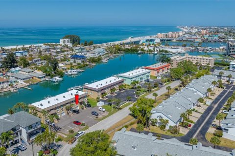 Condo in Treasure Island, Florida, 2 bedrooms  № 2197179 - photo 19
