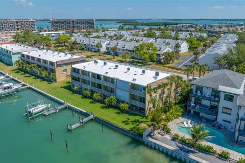Condo in Treasure Island, Florida, 2 bedrooms  № 2197179 - photo 27