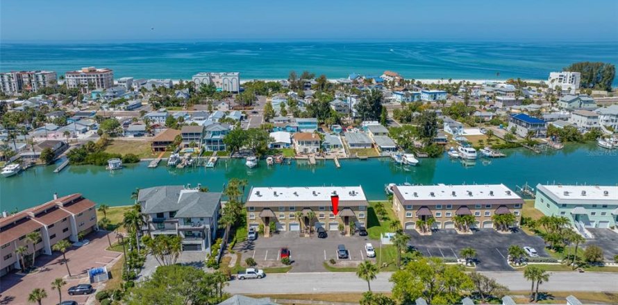 Condo in Treasure Island, Florida, 2 bedrooms  № 2197179